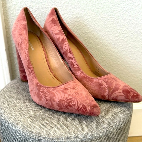 Pour La Victoire Pink Velvet Cece Rose Pointed Floral Embossed Pump 9.5 - Picture 2 of 13